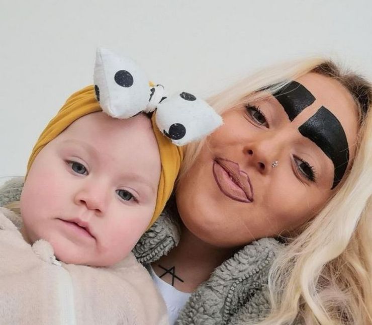 Жінка з найбільшими бровами Великої Британії, матір хочуть позбавити дитини, фото, зовнішність, ідеал краси