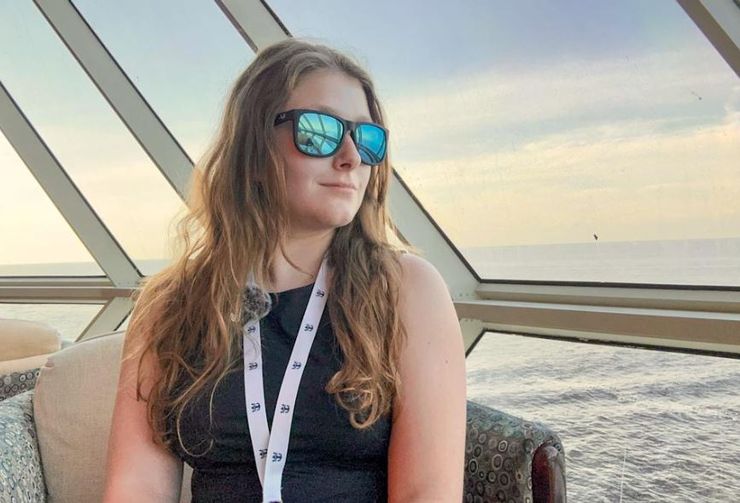 Молодая женщина живет на круизных лайнерах, в свои 23 года она побывала в 53 круизах, как ей это удалось