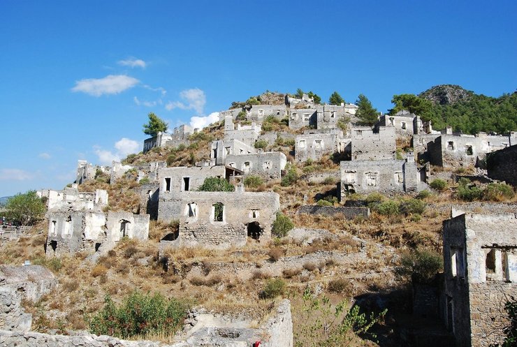 Каякой, город в Турции, заброшенный город, пристанище для туристов, теневой туризм, разрушенные здания, туристы, руины