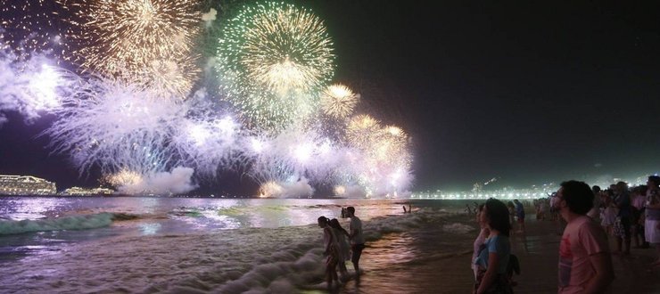 новогодние традиции, Бразилия, фото, берег, салют