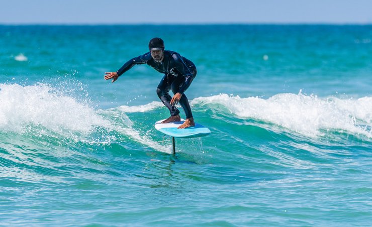 новый вид водного спорта под названием гидрофойлинг
