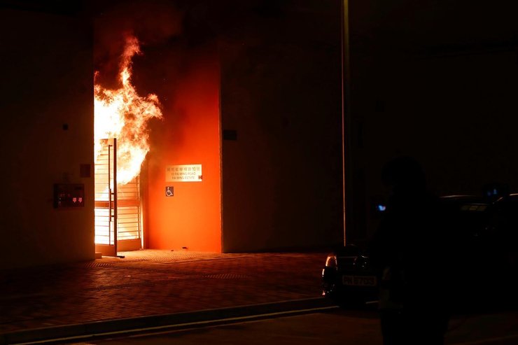 Протестующие бросили внутрь здания коктейль Молотова, Гонконг