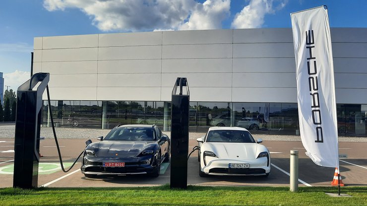 Для устранение проблемы необходимо посещение официального дилера Porsche