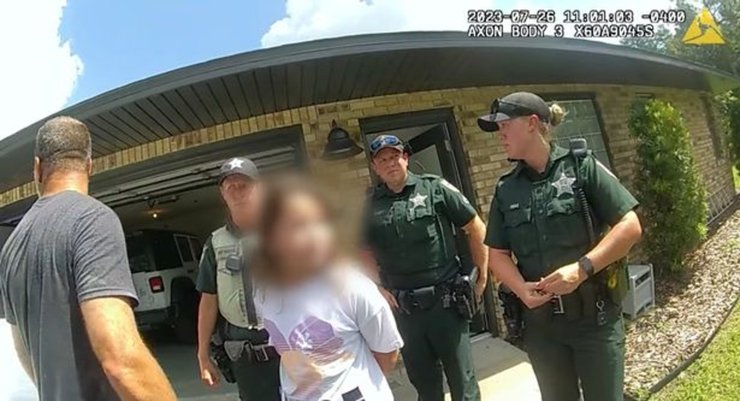 Арест ребенка, ложный вызов полиции, решили проучить, арестовали 11-летнюю девочку, телефонный розыгрыш, шутка, арест,