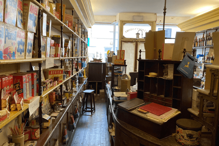 Заброшенный магазин, музей в Британии, музей, капсула времени, застыл во времени, заброшенный магазин, хранит тайны, новая валюта