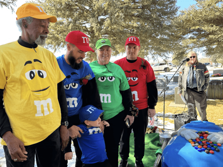 Гроб в виде конфеты, необычные похороны, "говорящие конфеты"