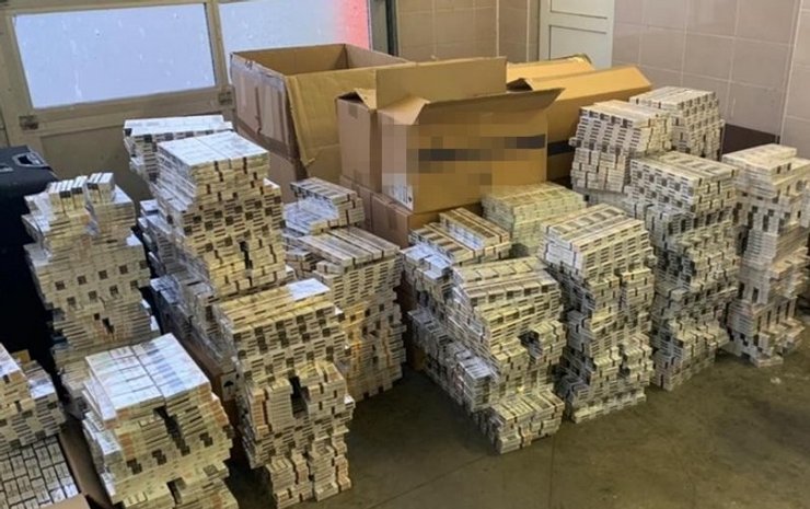 Наличные используются контрабандистами — как мелкими, которые занимаются сигаретами, так и крупными, нелегально торгующими электроникой