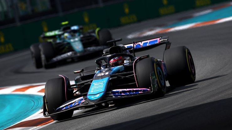 гонщик Alpine Эстебан Окон