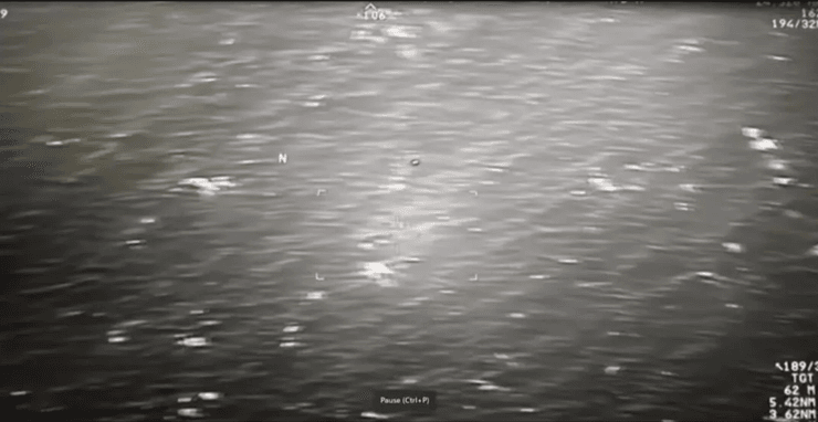 Камера військового літака фіксує непізнаний об'єкт над водою в інфрачервоному спектрі