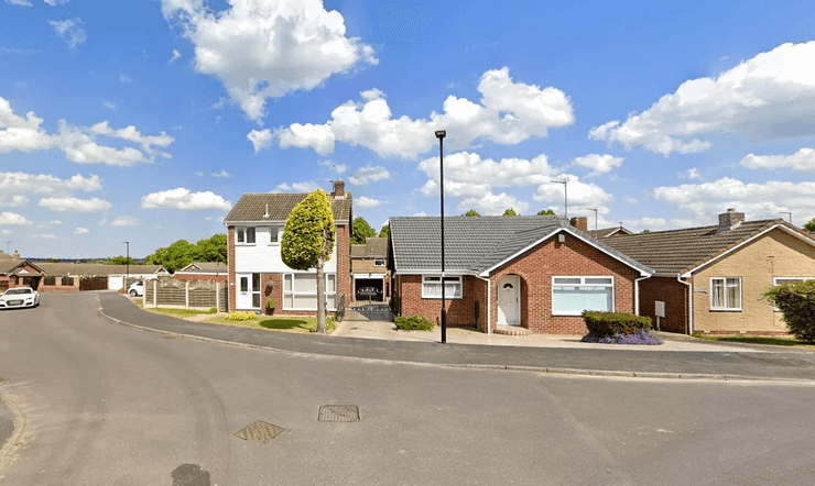 В Великобритании дерево, распиленное пополам из-за ссоры соседей, до сих пор привлекает туристов