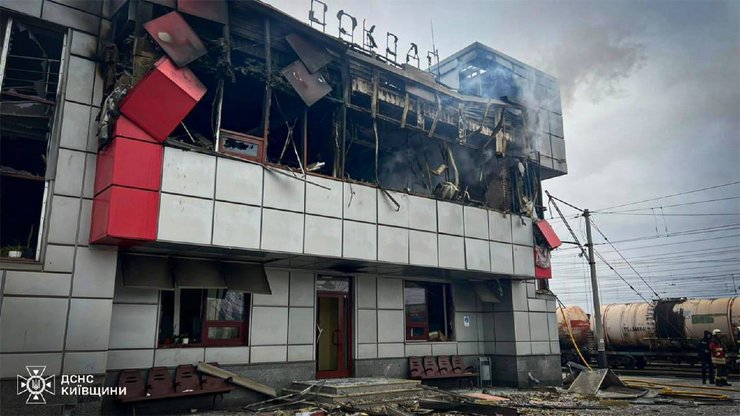 Наслідки російського удару по вокзалу у Фастові