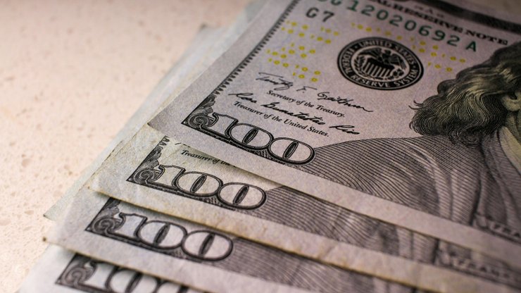 По базовому сценарию курс доллара в Украине будет колебаться в пределах 43,5-44,25 грн