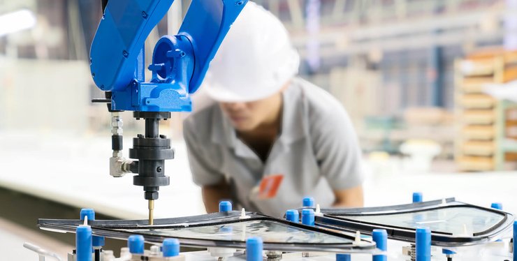 конвейер в рабочем цеху