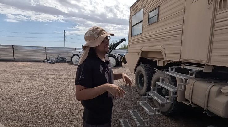 8 лет жил в машинах, жил в фургоне, копил на дом, купил земельный участок, большое долги, не было туалета, ночевал в машине