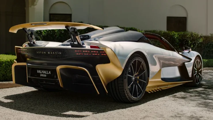 Очертания суперкара Aston Martin Valhalla Spider
