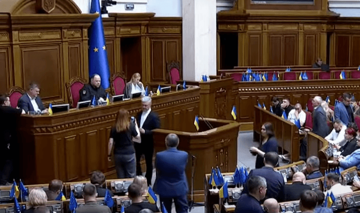 Марьяна Безуглая подошла к Петру Порошенко