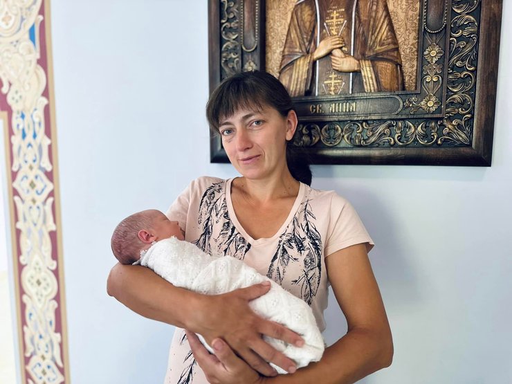 Галина Карп'як та новонароджена дитина