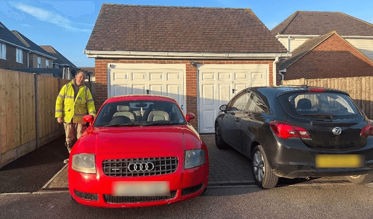 Супруги заметили призрака, угон машины, спортивный автомобиль, фигура в белом, дух, призрак мамы, потеряли ключи, запись с камер, соцсети, супруги