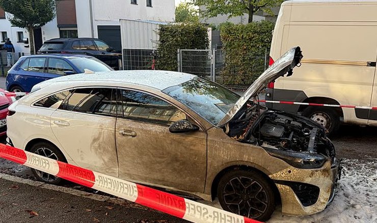 Поврежденная машина на месте происшествия