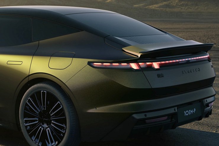Выдвижной спойлер Lynk & Co 10