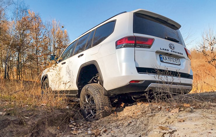 Toyota Land Cruiser 300 на бездоріжжі, зовнішність Toyota LC 300 GR Sport задній вид, toyota land cruiser 300 gr sport фото