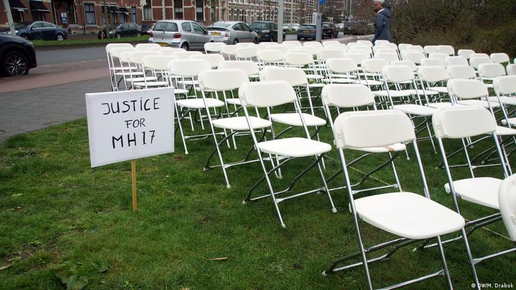 mh17, стулья перед посольством, суд, нидерланды