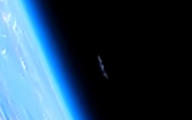 Во время полета Starship на орбиту случилось странное: за кораблем летел неизвестный объект