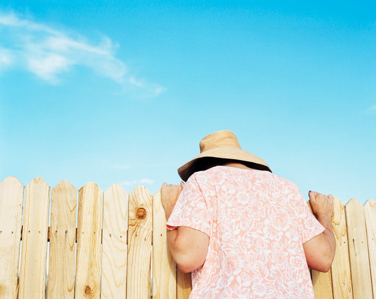 Соседка забор подглядывания