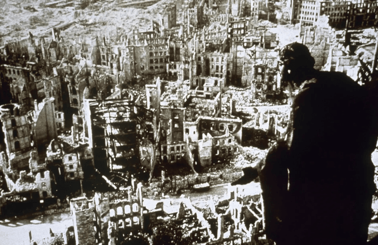 бомбардировка Дрездена, немецкая ракета V-2, немецкая ракета, ракета V-2, вундерваффе, ретро фото, Фау-2, ракета Фау-2, оружие возмездия, оружие второй мировой, секретное оружие рейха, ракета третьего рейха, баллистическая ракета, история оружия, оружие третьего рейха