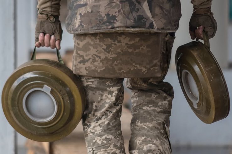 Боєць несе міни