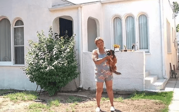 Жінка незаконно мешкає у своєму будинку, будинок, котедж, плата за житло, виселили з будинку, жила на вулиці, вживала наркотики, бездомна, повернулася додому, увірвалася в будинок