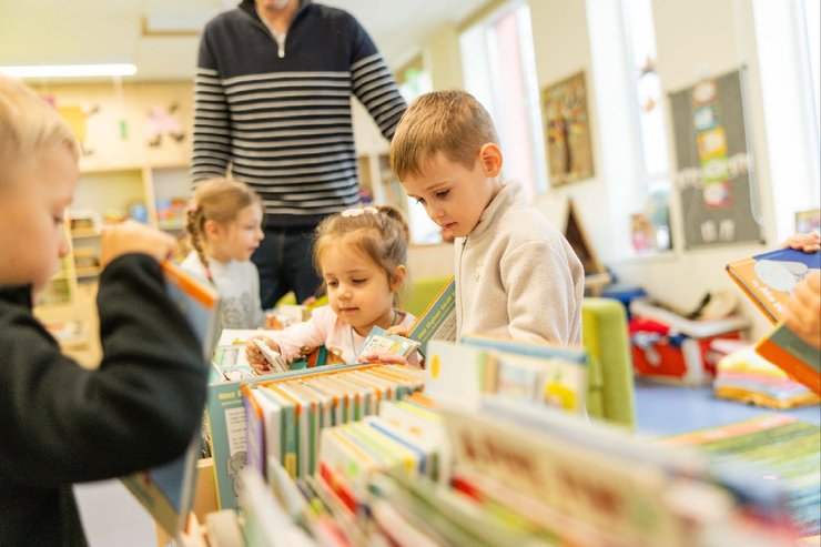 Спільне читання та робота з книжками формують у дітей допитливість, уяву та навички комунікації