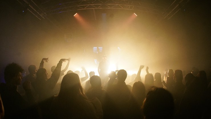 Рейв у нічному клубі