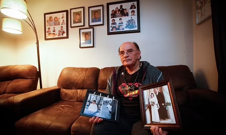 Мужчин перепутали в роддоме, подменили в роддоме, ошибка врачей, перепутали в роддоме, узнали спустя 68 лет, родственники