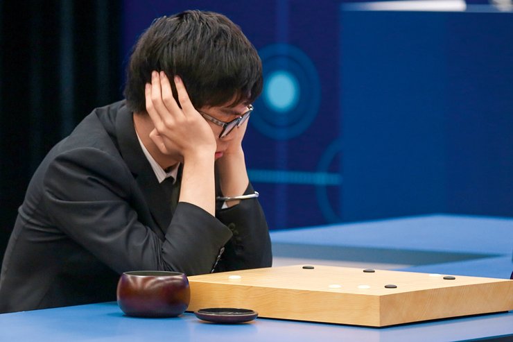 Ке Цзе. Програш видатного гравця в го з Китаю програмі штучного інтелекту Google AlphaGo підштовхнув владу КНР прийняти амбітний план щодо розвитку ШІ з метою наздогнати та перегнати США