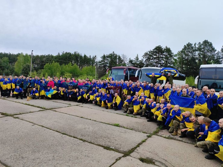 Обмін полоненими, 6 травня, бійці ЗСУ, український прапор