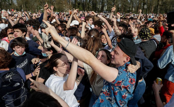 Брюссель, фейковая вечеринка, полиция, водометы, лошади, карантин