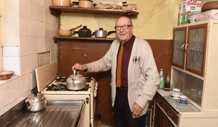 Чоловік понад 60 років нічого не міняв у будинку, пенсіонер, старий будинок, житло в Англії, ремонт у будинку, застиг у часі,