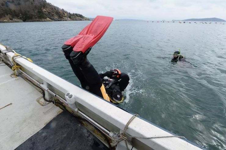 Японец Ясуо Такамацу ищет свою жену, которая пропала без вести в цунами 2011 года, катастрофа, стихия, разрушения