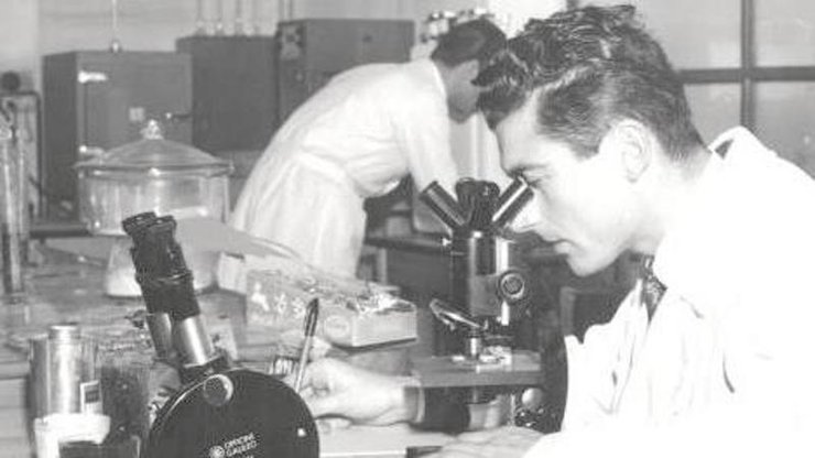 В 25 лет он, только что получив диплом по броматологической химии, начал работать в "химической комнате" компании