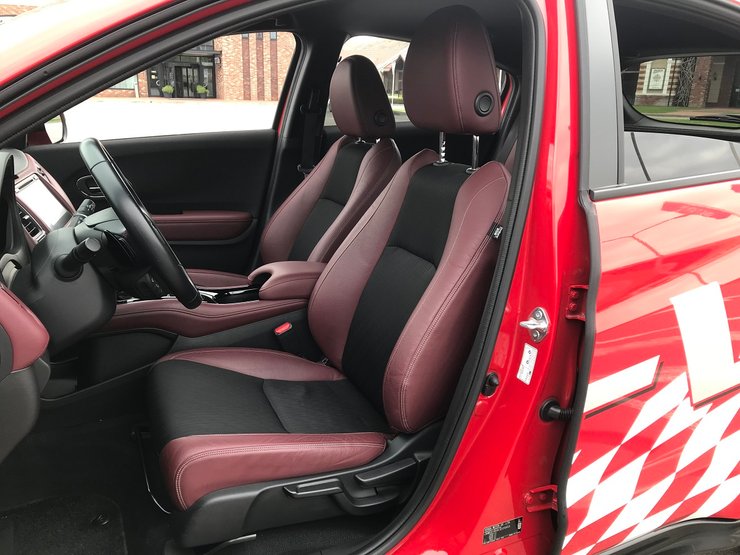 Интерьер Honda HR-V Sport 2018-2020, салон Honda HR-V Sport, передние сиденья, сиденье водителя