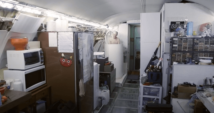 Чоловік живе в літаку в лісі, літак, живе в лісі, живе в літаку, покинутий літак, купив на звалищі, інженер