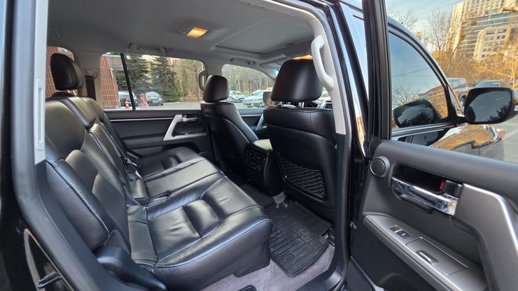 Салон Toyota Land Cruiser