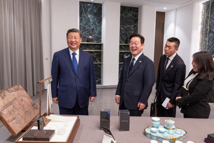 Председатель Китая Си Цзиньпин и президент Южной Кореи Ли Чжэ Мэн