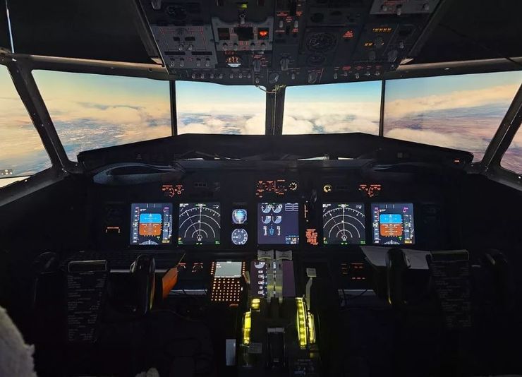 Мужчина построил у себя дома точную модель кабины самолета Boeing 737, курьезы, интересные хобби