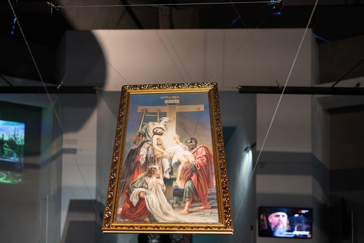 Поврежденная осколком снаряда икона "Снятие с креста" из Храма Святого Димитрия Ростовского (пгт Макаров)