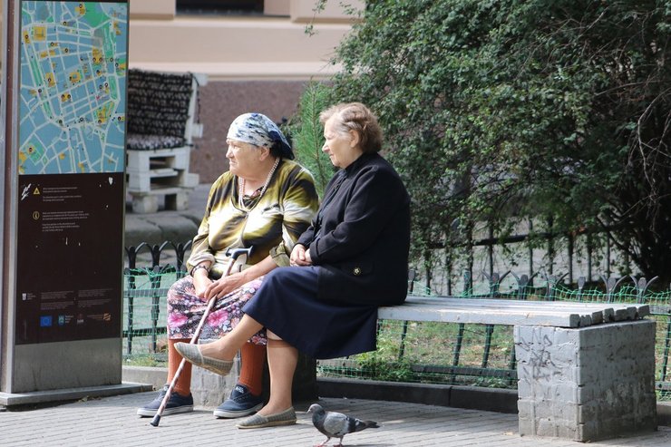 Переход с одного вида пенсии на другой происходит на основании информации о страховом стаже, заработной плате и других сведений