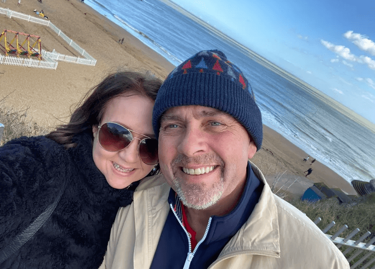 Никола Гловер с любимым мужем на берегу моря