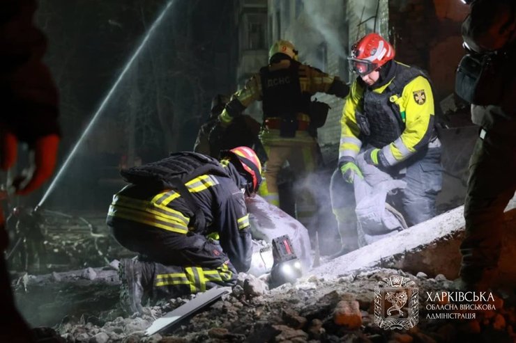 Спасатели достают людей из-под завалов