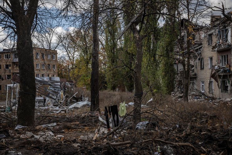 Поруч зі зруйнованим будинком вивішено прання